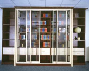 Книжный шкаф со стеклянными дверцами